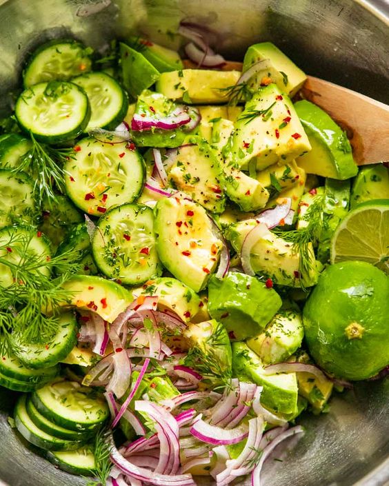 Avocado and Parsley Salad: A Light Dinner Option That Delivers Results